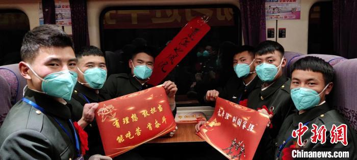 退伍老兵在退伍專列上合影留念。　西藏山南軍分區(qū)某團供圖