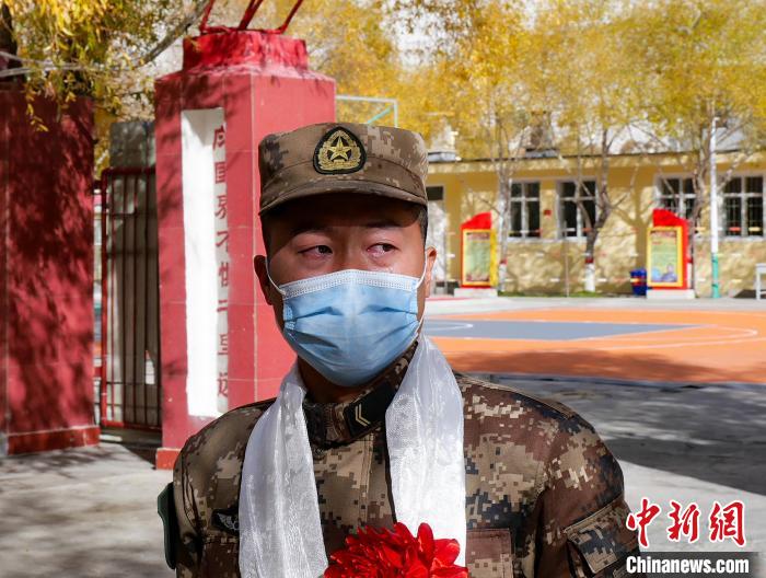 圖為什布奇邊防連退伍老兵臨別前再看一眼連隊(duì)?！詵| 攝