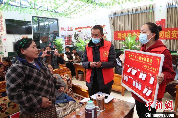 圖為瓊結(jié)縣村民參與問(wèn)答。　倫珠澤仁 攝