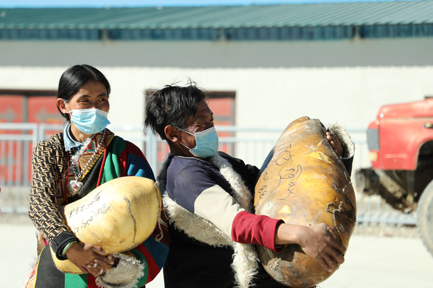 茶措村牧區(qū)改革合作社酥油分紅現(xiàn)場。索朗仁青 攝