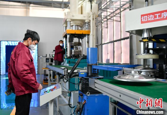 圖為炊具生產(chǎn)線?！∝暩聛硭?攝