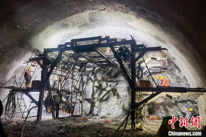 資料圖為隧道施工掘進(jìn)過(guò)程中。　西藏自治區(qū)交通運(yùn)輸廳 供圖