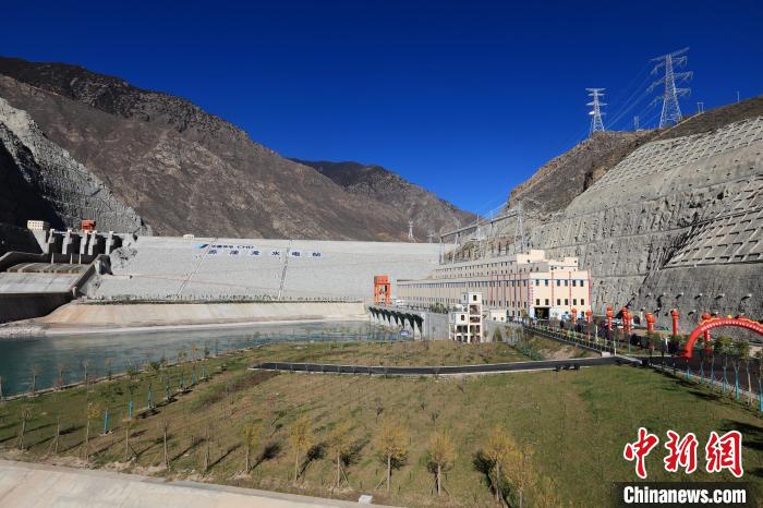 圖為金沙江上游蘇洼龍水電站?！⊥趵?攝