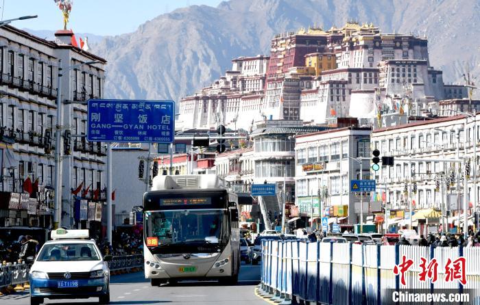 12月7日，一輛公交車從拉薩市城關(guān)區(qū)北京東路駛過?！±盍?攝