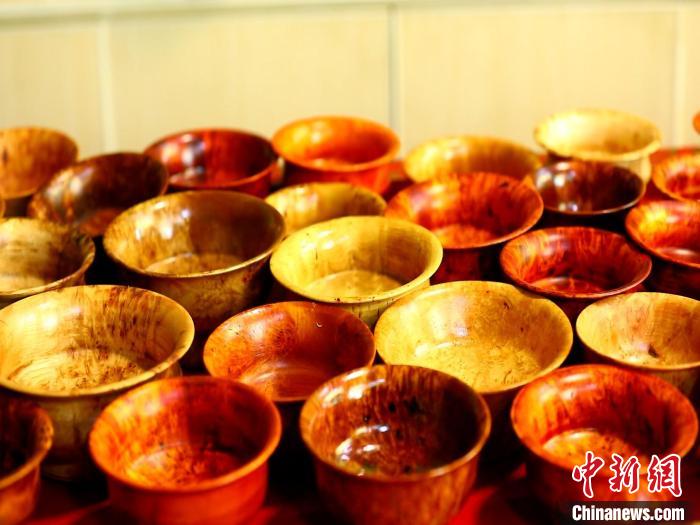 圖為木碗成品。　 鄧巴 　攝