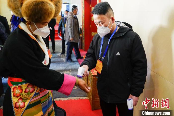 政協(xié)委員測體溫后入場。　江飛波 攝