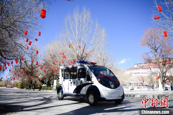 圖為1月23日，布達拉宮廣場派出所民警正在巡邏?！∝暩聛硭?攝