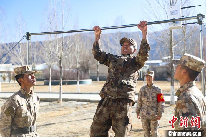 單杠引體向上現(xiàn)場，選手竭盡全力突破自我?！敲衫?攝