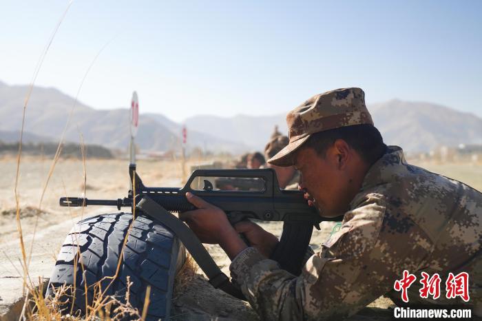 參賽民兵在進(jìn)行瞄準(zhǔn)?！敲衫?攝