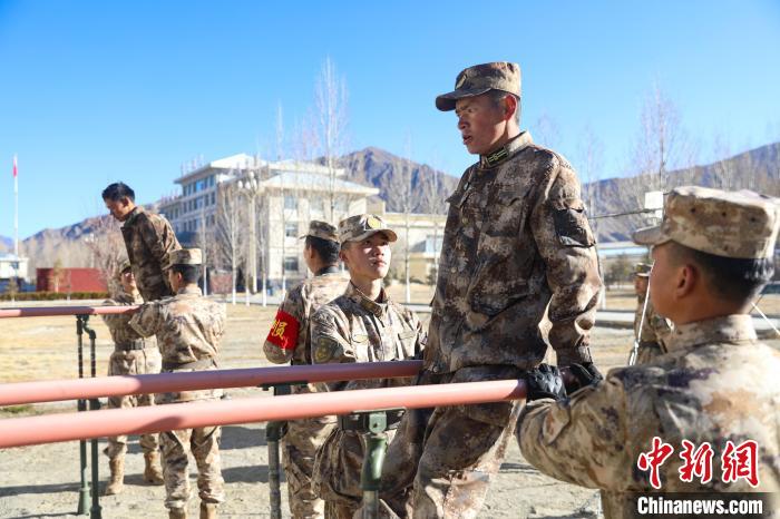 雙杠臂屈伸項(xiàng)目競賽現(xiàn)場?！敲衫?攝