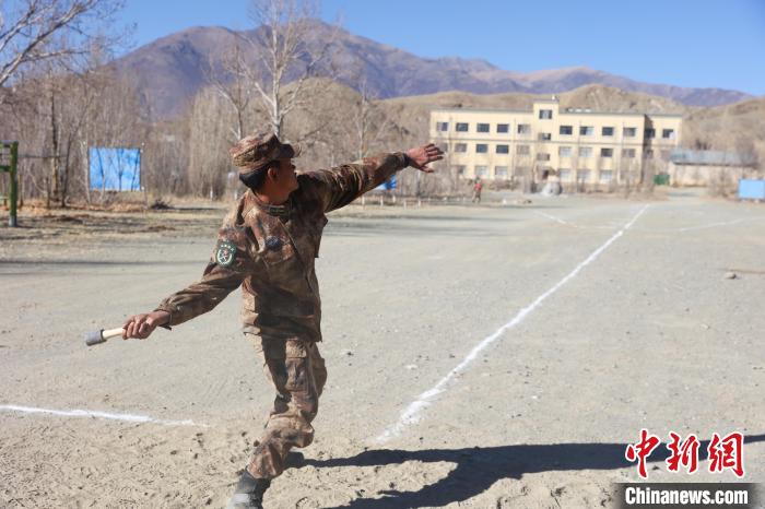 手榴彈投遠(yuǎn)比武競賽現(xiàn)場。　吳蒙昆 攝