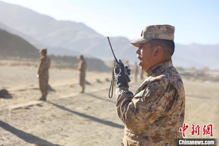 裁判員羅布次仁下達(dá)“臥姿裝子彈”口令?！敲衫?攝