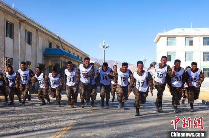 3000米開賽，選手們奮勇爭先?！敲衫?攝