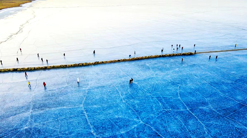 航拍冰上轉(zhuǎn)場(chǎng)。 張虎攝
