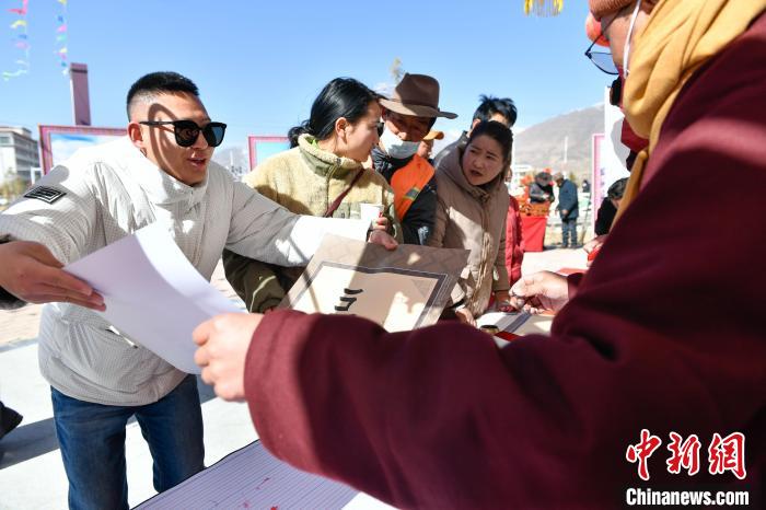 圖為展銷會現(xiàn)場?！∝暩聛硭?攝