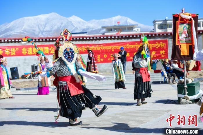 圖為藏戲非遺展演現(xiàn)場。　貢嘎來松 攝