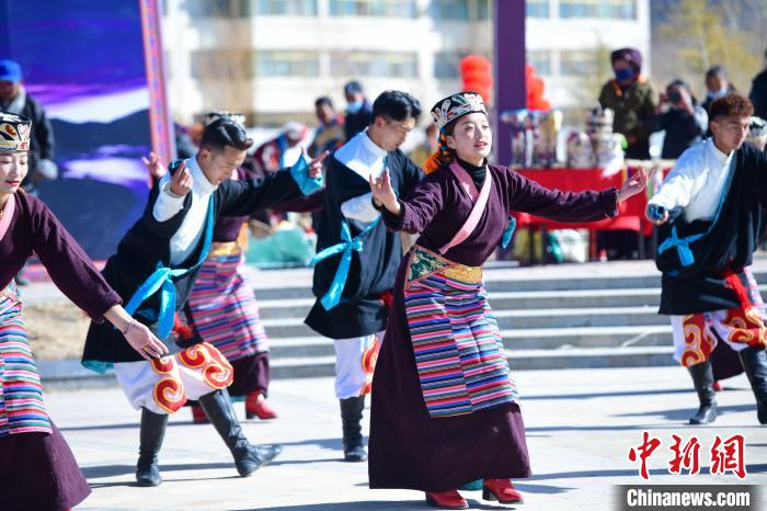 圖為藝術團表演“扎西果諧”?！∝暩聛硭?攝