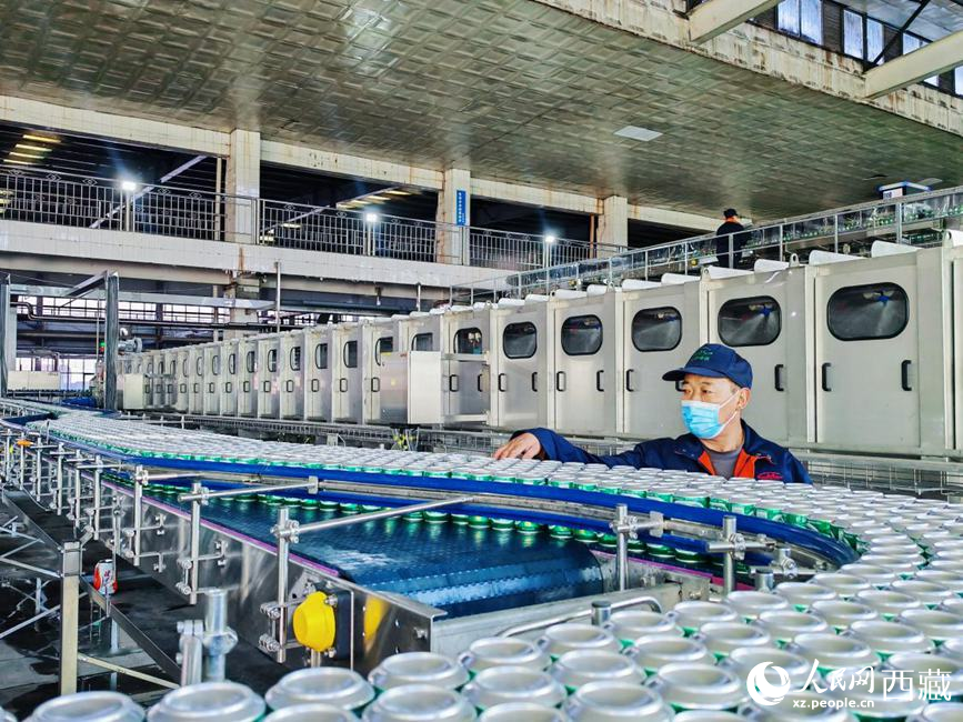 技術(shù)人員在生產(chǎn)線上檢查產(chǎn)品。人民網(wǎng) 李海霞攝