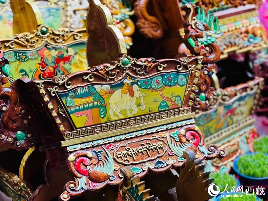 年貨市場上的切瑪盒（切瑪盒是藏歷新年吉祥物，是在精制斗型木盒中用隔板分開，分別盛入炒麥粒和糌粑，插上仔卓，象征著人壽年豐、吉祥如意）。人民網(wǎng) 次仁羅布攝