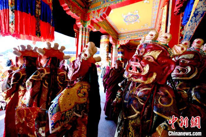 2月19日，楚布寺僧人們佩戴面具準(zhǔn)備參加跳神活動(dòng)。　李林 攝