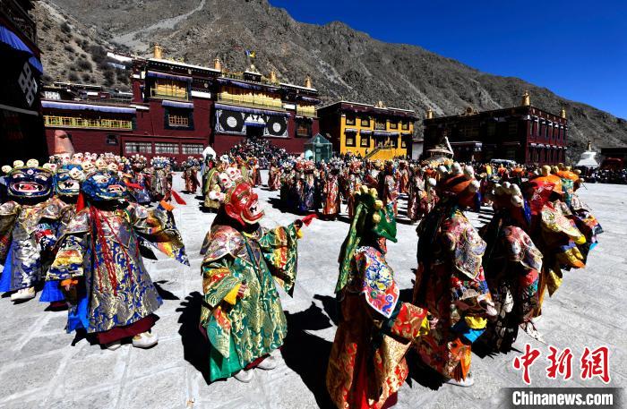 2月19日，楚布寺僧人們佩戴面具參加跳神活動(dòng)?！±盍?攝