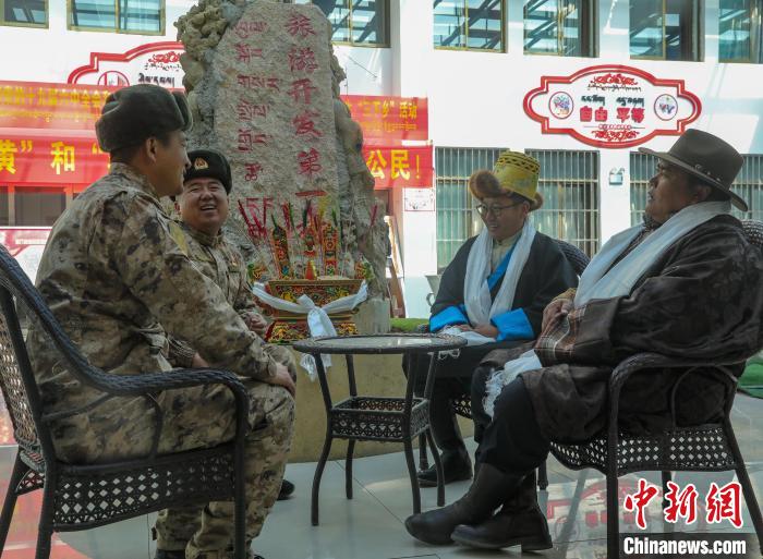 圖為阿里軍分區(qū)某邊防團(tuán)官兵與駐地群眾拉家常?！詵| 攝