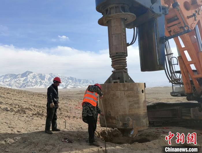 圖為施工人員檢查護筒高度?！⒁婧?攝