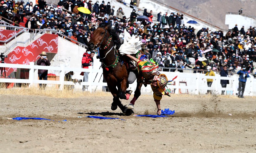 藏歷新年，精彩的馬術表演。潘多攝