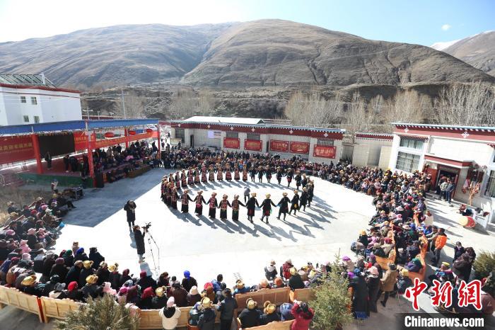 圖為匯報(bào)演出現(xiàn)場?！愔闈扇?攝