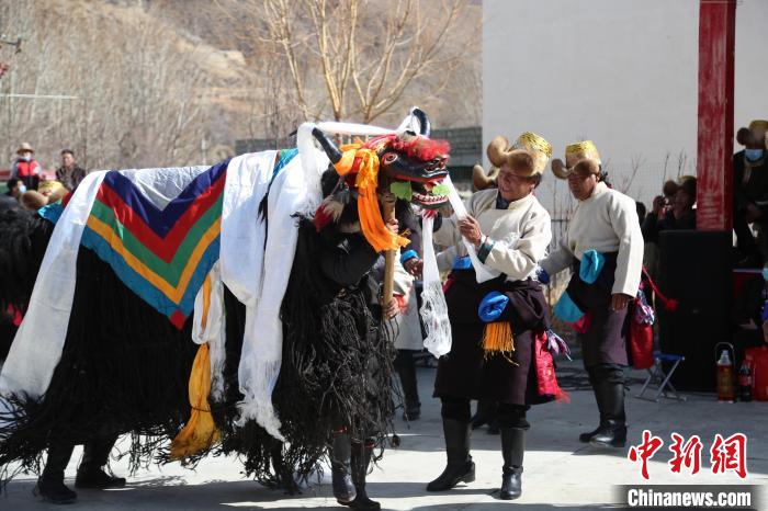 圖為民間藝人表演加麻百·甲江?！愔闈扇?攝