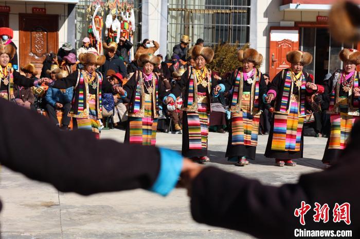 圖為民間藝人表演加麻“果諧”。　倫珠澤仁 攝