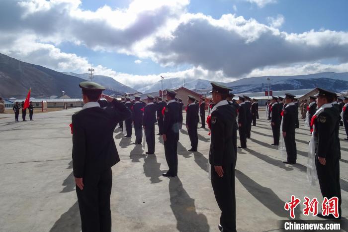 雪山下，退役士兵向軍旗敬軍禮?！±顚W(xué)文 攝