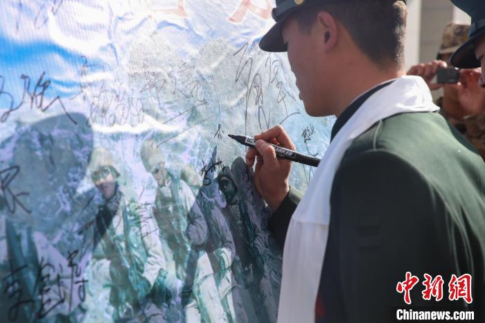 退役士兵簽名留念?！⒖≥x 攝