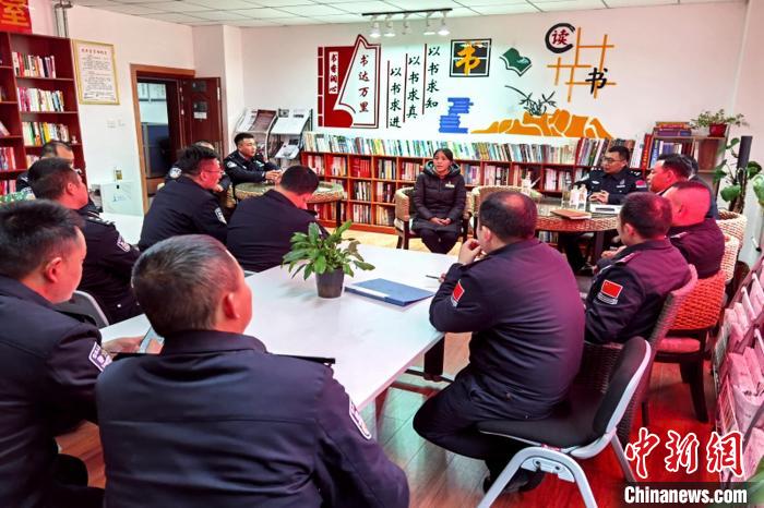 圖為亞東出入境邊防檢查站民警與銀行業(yè)務(wù)人員進(jìn)行金融知識深入交流。　胡利媛 攝