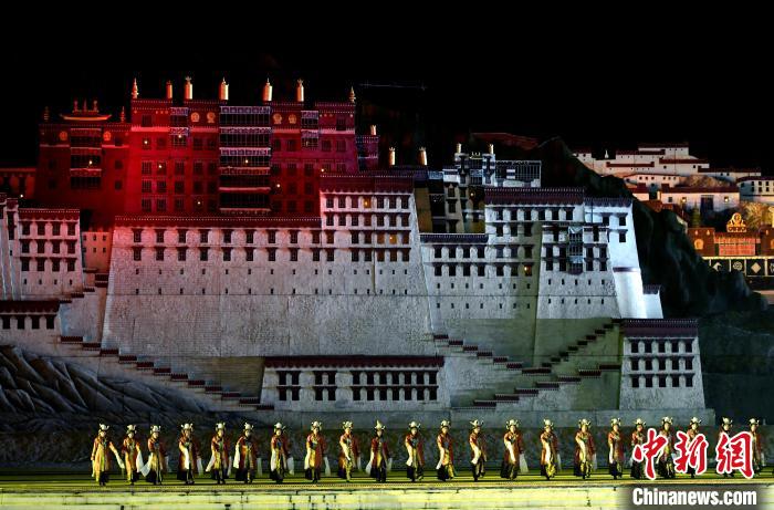 3月17日，西藏拉薩，《文成公主》大型史詩劇演出現(xiàn)場(chǎng)。　李林 攝