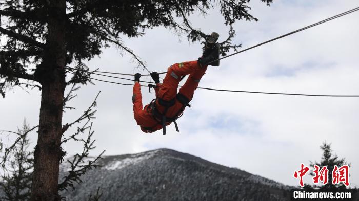 正在進(jìn)行橫渡訓(xùn)練?！∥骼@拉翁 攝