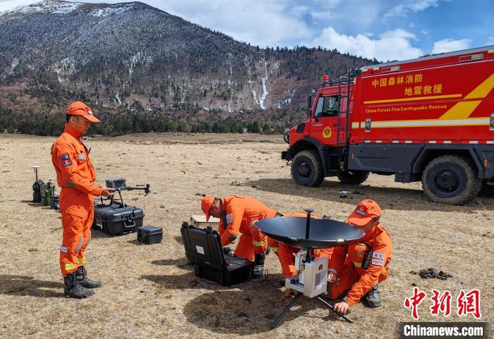 正在進(jìn)行通信通聯(lián)訓(xùn)練?！∥骼@拉翁 攝
