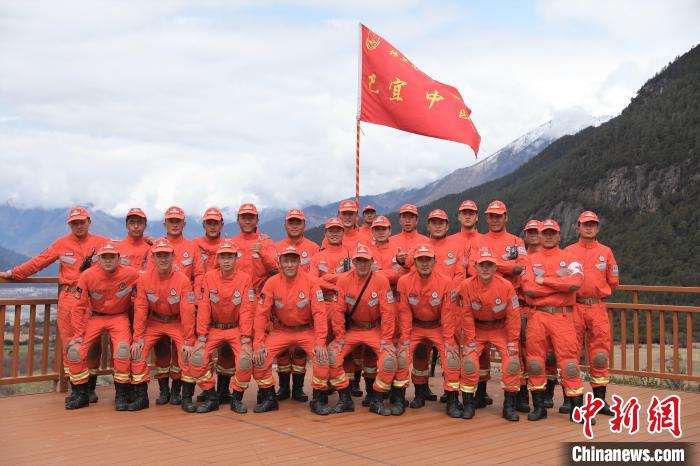 合影留念?！∥骼@拉翁 攝