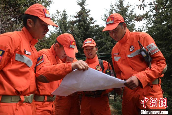 指戰(zhàn)員正在進(jìn)行地形勘察?！∥骼@拉翁 攝