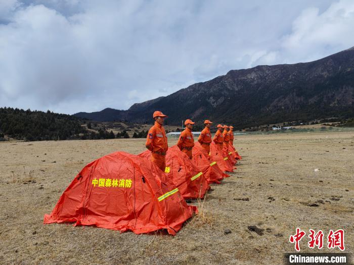 正在進(jìn)行帳篷搭設(shè)?！∥骼@拉翁 攝