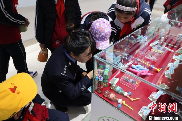 圖為亞東邊檢站民警為駐地小學生開展禁毒教育。　胡利媛 攝