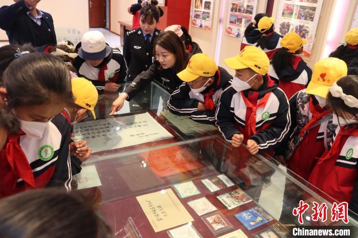 圖為亞東邊檢站民警為駐地小學生講解該站榮譽發(fā)展史?！『?攝