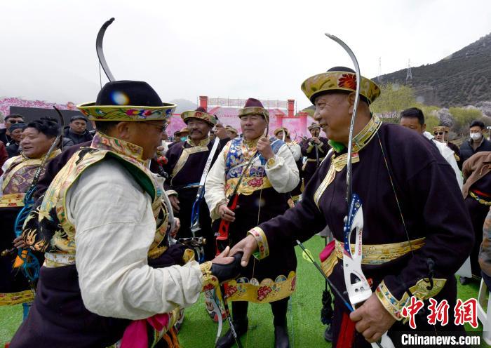 3月28日，選手射中靶心后慶祝?！±盍?攝