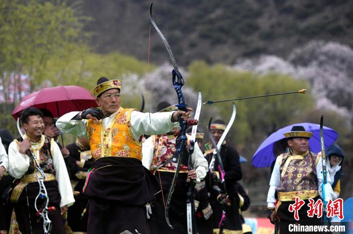 3月28日，選手參加響箭比賽?！±盍?攝