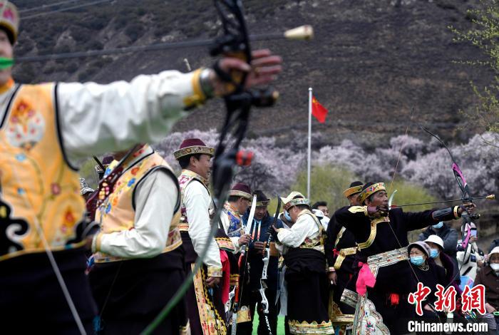 3月28日，選手參加響箭比賽?！±盍?攝