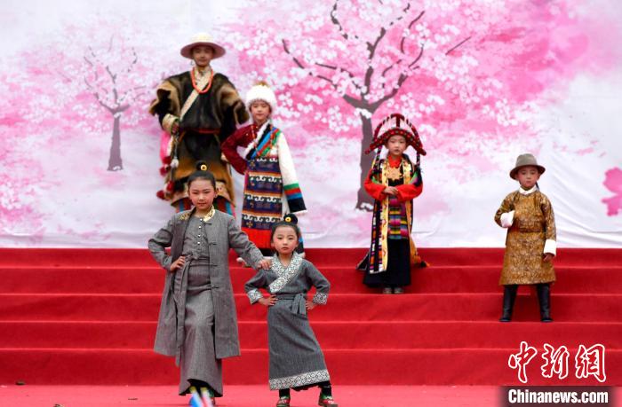 3月28日，西藏林芝第二十屆桃花旅游文化節(jié)開幕式上的文藝表演。　李林 攝