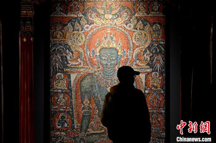 3月31日，觀眾欣賞展覽中的作品。　李林 攝