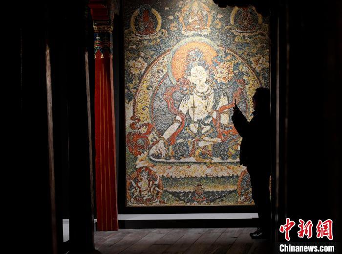 3月31日，觀眾欣賞展覽中的作品。　李林 攝