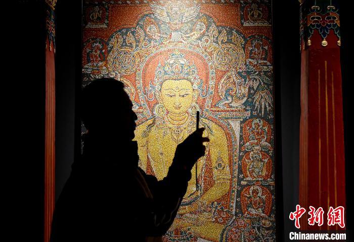 3月31日，觀眾欣賞展覽中的作品?！±盍?攝