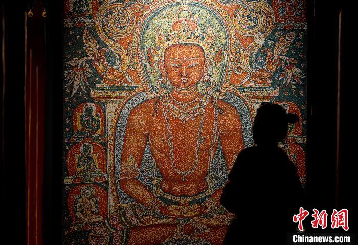 3月31日，觀眾欣賞展覽中的作品?！±盍?攝